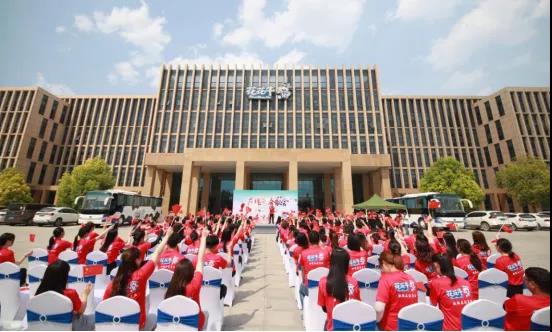 做白色的牛奶，創(chuàng)紅色的企業(yè)，花花牛乳業(yè)集團(tuán)青春歌會慶祝建黨100周年