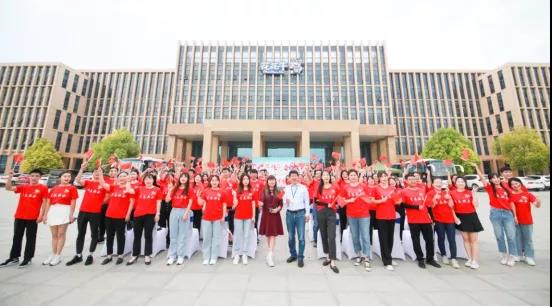 做白色的牛奶，創(chuàng)紅色的企業(yè)，花花牛乳業(yè)集團(tuán)青春歌會慶祝建黨100周年