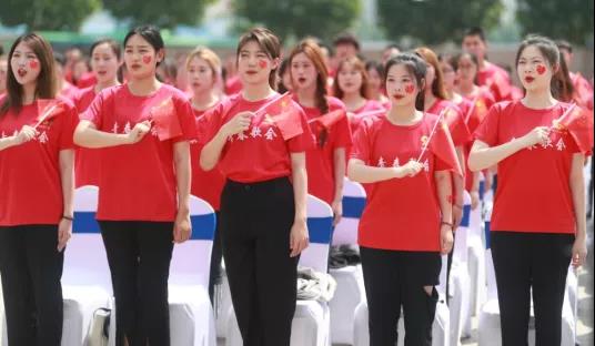 做白色的牛奶，創(chuàng)紅色的企業(yè)，花花牛乳業(yè)集團(tuán)青春歌會慶祝建黨100周年