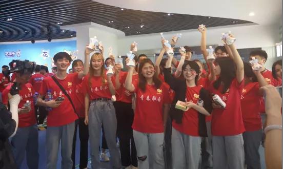 做白色的牛奶，創(chuàng)紅色的企業(yè)，花花牛乳業(yè)集團(tuán)青春歌會慶祝建黨100周年