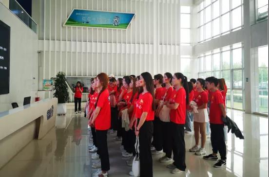 做白色的牛奶，創(chuàng)紅色的企業(yè)，花花牛乳業(yè)集團(tuán)青春歌會慶祝建黨100周年