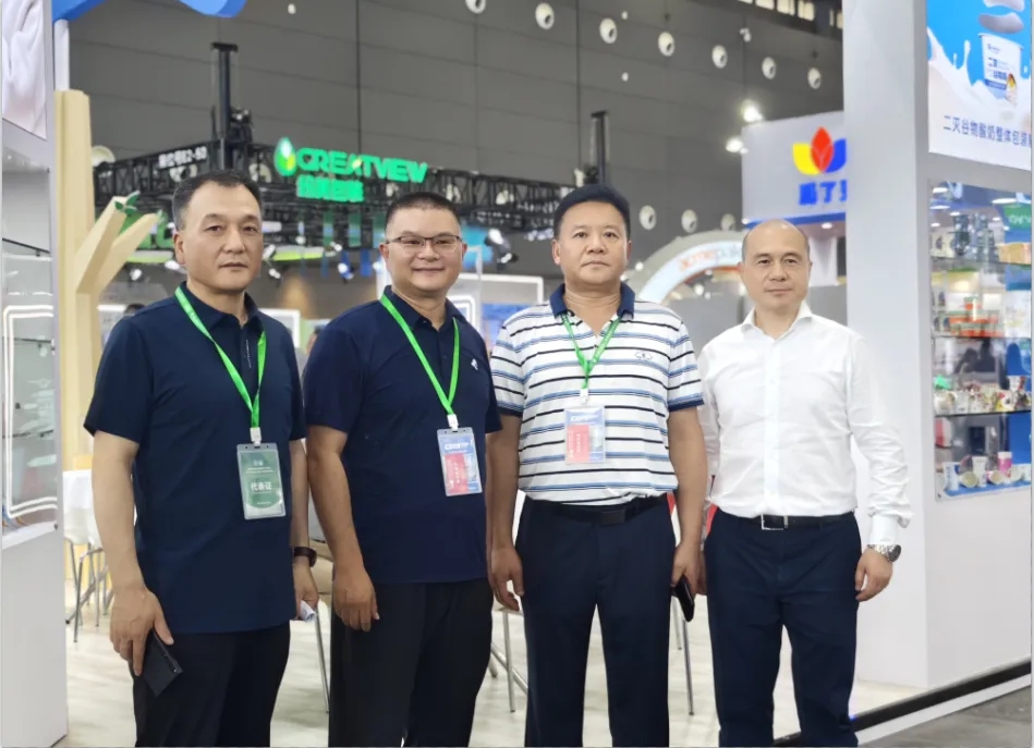 花花牛乳業(yè)集團(tuán)黨委書記、董事長唐洪峰一行參加中國乳制品工業(yè)協(xié)會第三十次年會暨2024中國（國際）乳業(yè)技術(shù)博覽會