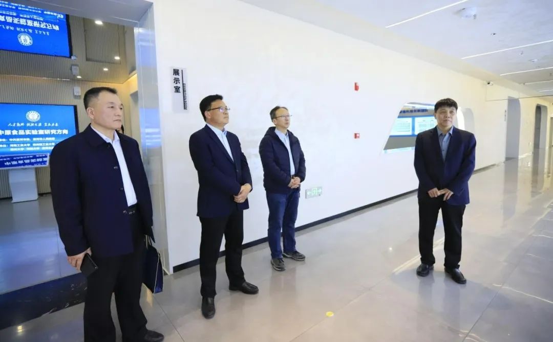 花花牛乳業(yè)集團(tuán)黨委書記、董事長(zhǎng)唐洪峰一行赴中原食品實(shí)驗(yàn)室同中國(guó)工程院院士、中原食品實(shí)驗(yàn)室主任任發(fā)政座談交流
