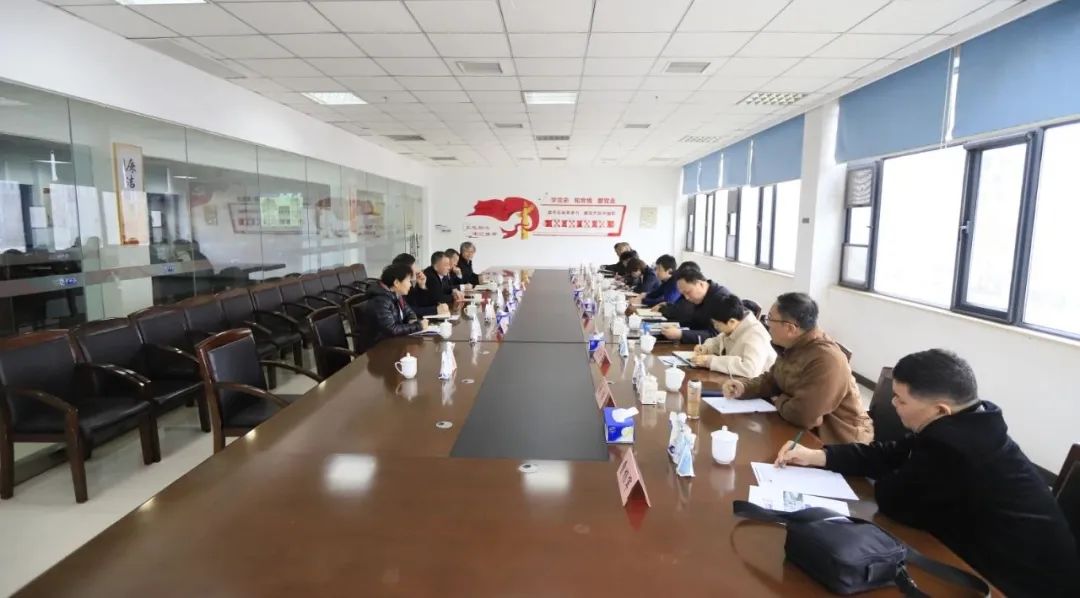 河南省發(fā)展改革委價(jià)調(diào)處副處長馬冰一行蒞臨花花牛乳業(yè)集團(tuán)參觀調(diào)研