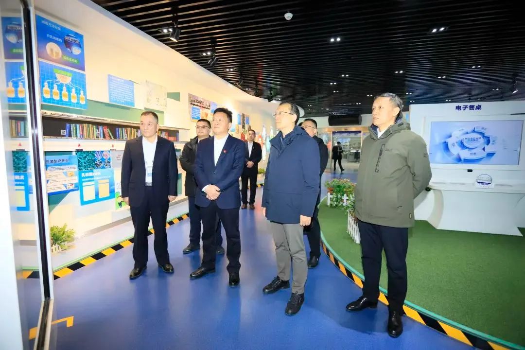 省政府國(guó)資委黨委書記、主任李濤一行到花花牛乳業(yè)集團(tuán)調(diào)研