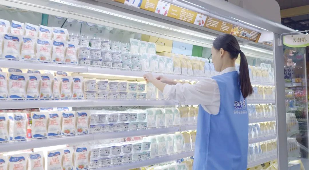 點贊！河南日報要聞02版——報道花花牛乳業(yè)集團鄭州分公司乳制品生產(chǎn)場景，彰顯花花牛乳業(yè)集團發(fā)展新活力