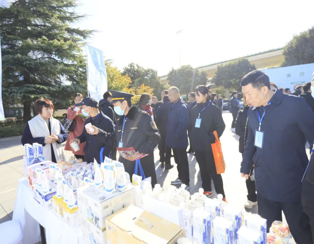 花花牛丨落實食品生產(chǎn)加工企業(yè)質(zhì)量安全主體責(zé)任，助力人民群眾生活更美好——2023年河南省暨鄭州食品安全宣傳周啟動儀式隆重舉行