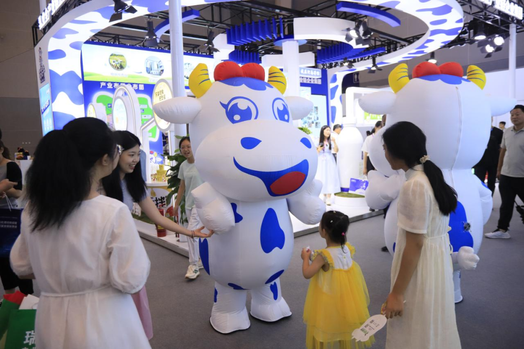 啟航新征程 點(diǎn)亮新賽道丨花花牛乳業(yè)集團(tuán)參加第十四屆中國(guó)奶業(yè)大會(huì)暨D20峰會(huì)，榮獲“中國(guó)乳制品生產(chǎn)企業(yè)現(xiàn)代化等級(jí)5A級(jí)”評(píng)定殊榮