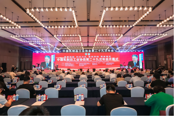 參觀拓思路 交流促發(fā)展 | 集團領導參加中乳協(xié)第二十九次年會暨中國（國際）乳業(yè)技術博覽會并到江西陽光乳業(yè)參觀座談