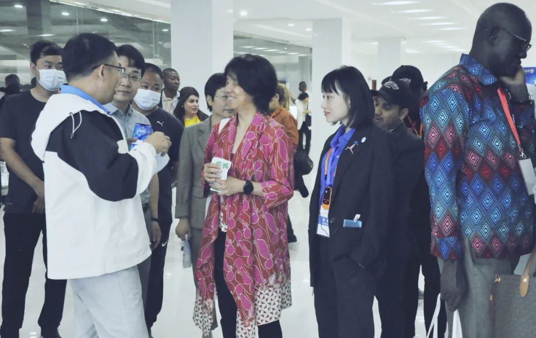 北京大學南南合作與發(fā)展學院教授、全球伙伴關系主任周詠梅一行蒞臨花花牛平輿瑞亞牧業(yè)參觀調研