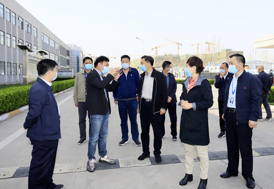 鄭州市人大副主任孫黎、市政府副市長李喜安一行 蒞臨花花牛開展“三送一強”活動 鄭州市人大副主任孫黎、市政府副市長李喜安一行 蒞臨花花牛開展“三送一強”活動