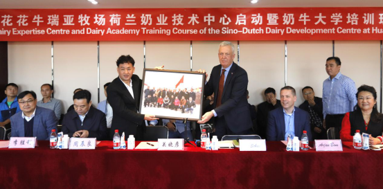 中原地區(qū)首個“荷蘭奶業(yè)技術中心”落戶花花牛 ——中荷奶業(yè)發(fā)展中心和河南花花牛攜手助力中國奶業(yè)發(fā)展