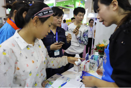 花花牛亮相第30屆中原畜牧業(yè)交易博覽會(huì) 花花牛亮相第30屆中原畜牧業(yè)交易博覽會(huì)