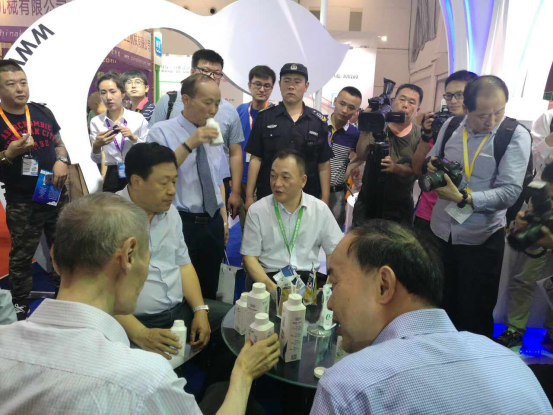 花花牛牛氣沖天！農(nóng)業(yè)部長品嘗“領(lǐng)暢”點贊，又獲國際奶業(yè)平臺青睞