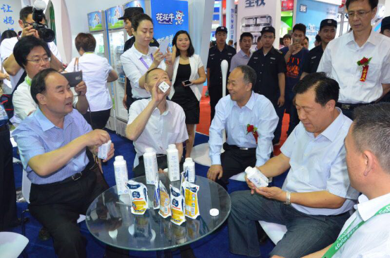 花花牛牛氣沖天！農(nóng)業(yè)部長品嘗“領(lǐng)暢”點贊，又獲國際奶業(yè)平臺青睞