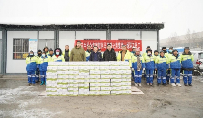 慰問一線環(huán)衛(wèi)工，禮贈新鮮花花牛