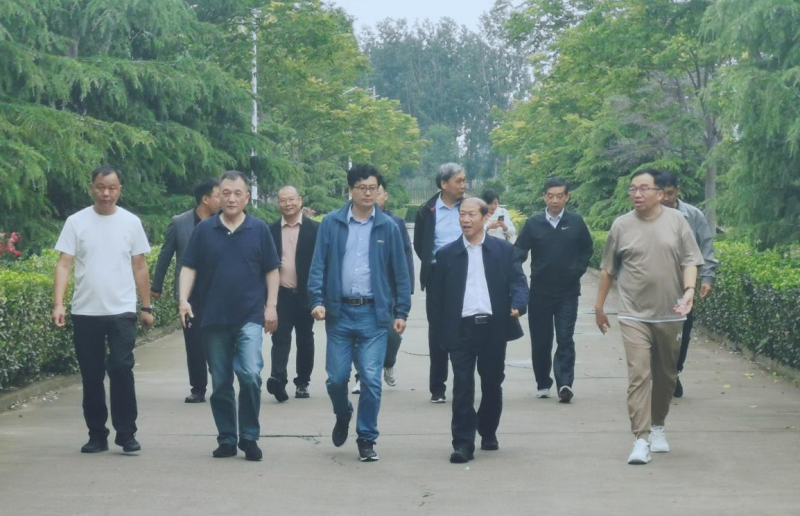 花花牛丨河南農(nóng)業(yè)大學(xué)黨委副書記、校長介曉磊一行蒞臨花花牛河南瑞亞參觀調(diào)研