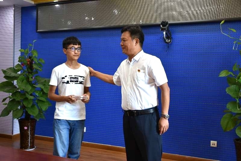 花花牛濟(jì)困解難，助力學(xué)子圓夢(mèng)香江