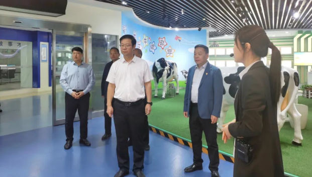 鄭州市人民檢察院黨組書記、代檢察長張道偉一行蒞臨河南花花牛乳業(yè)集團(tuán)參觀調(diào)研