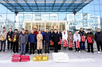 新春佳節(jié)暖人心 堅(jiān)守一線顯擔(dān)當(dāng) ——河南農(nóng)業(yè)投資集團(tuán)黨委委員、副總經(jīng)理兼花花牛乳業(yè)集團(tuán)黨委書記、董事長張峰慰問花花牛乳業(yè)在崗員工